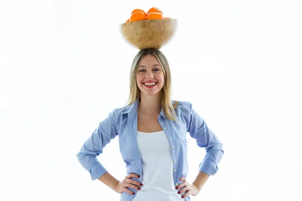 漂亮的年轻女子拿着碗在她的头上与橘子在白色背景的肖像 — 图库照片