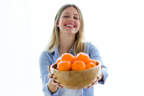 Portrait Pretty Young Woman Looking Camera While Holding Bowl Oranges — Stock Photo, Image