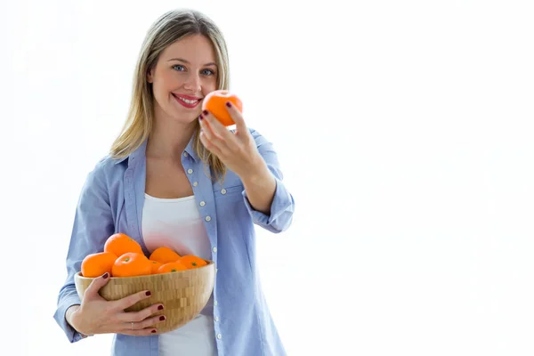 Portret Dość Młoda Kobieta Pokazując Pomarańczowy Aparatu Trzymając Miska Białym — Zdjęcie stockowe