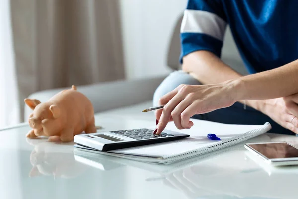 Närbild Kvinna Använda Miniräknare Och Räknar Hennes Besparingar När Sitter — Stockfoto