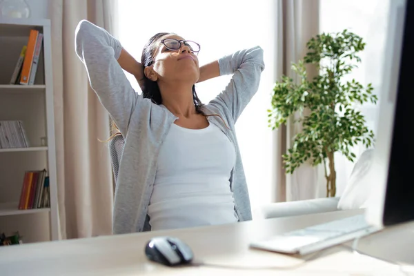 Girato Affari Giovane Donna Stretching Corpo Rilassarsi Mentre Lavora Con — Foto Stock