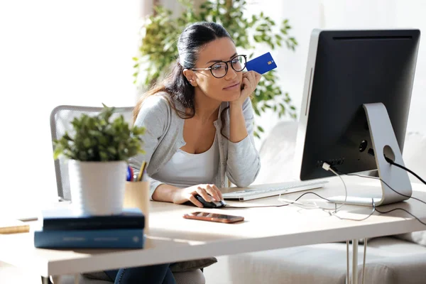 Shot Van Mooie Jonge Vrouw Met Blauwe Creditcard Voor Online — Stockfoto