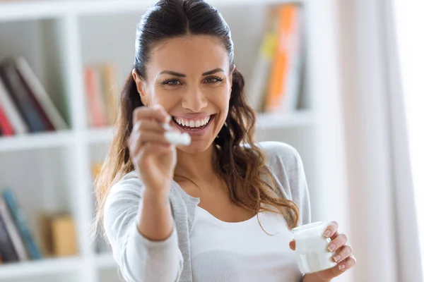 Portrait Beautiful Young Woman Looking Camera While Eating Yogurt Home — Stock Photo, Image