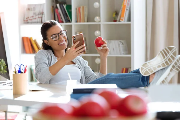 Shot Krásné Mladé Ženy Používající Její Mobilní Telefon Při Jídle — Stock fotografie