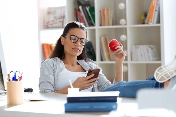 Aufnahme Einer Hübschen Jungen Geschäftsfrau Die Ihr Handy Benutzt Während — Stockfoto