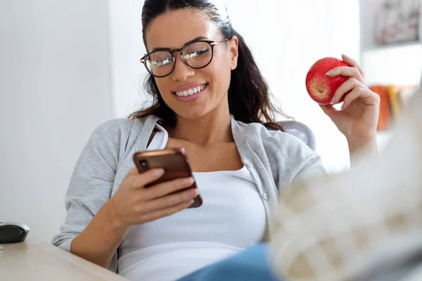 Shot Krásné Mladé Ženy Používající Její Mobilní Telefon Při Jídle — Stock fotografie