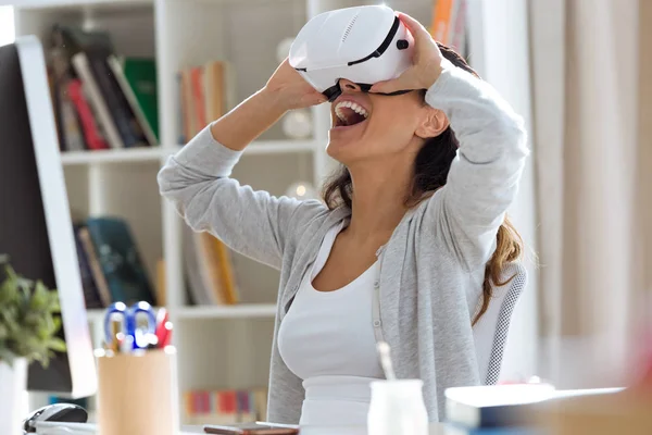 Tourné Jolie Jeune Femme Utilisant Son Casque Réalité Virtuelle Maison — Photo