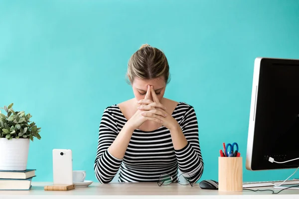 Стрессовая молодая деловая женщина, страдающая от беспокойства во время работы в офисе . — стоковое фото