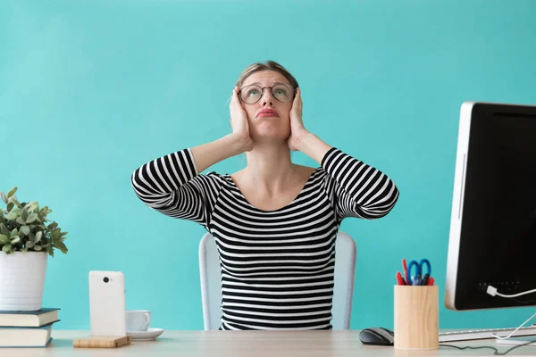 Benadrukt dat de jonge vrouw haar hoofd te houden en op zoek naar omhoog terwijl u werkt in het Bureau. — Stockfoto