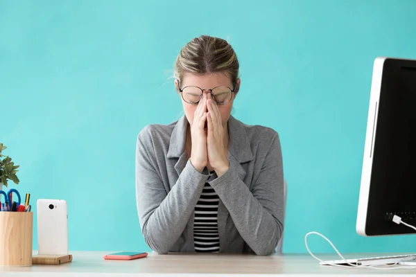 Stressato giovane donna d'affari che soffre di ansia mentre lavora in ufficio . — Foto Stock