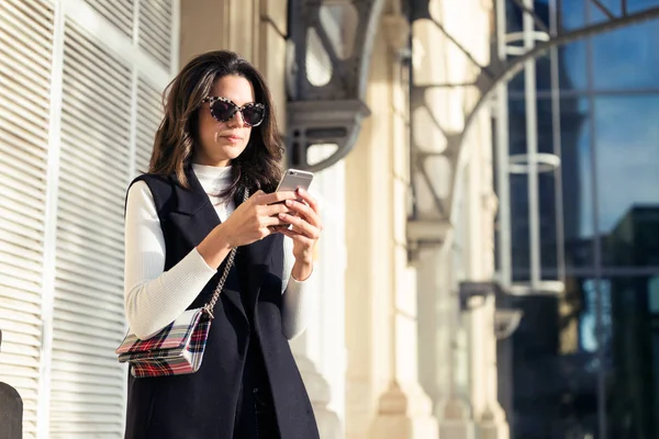 Girato Bella Giovane Donna Utilizzando Suo Telefono Cellulare Mentre Piedi — Foto Stock