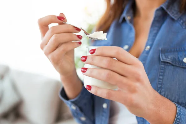 Primo Piano Una Giovane Donna Che Mangia Yogurt Casa — Foto Stock