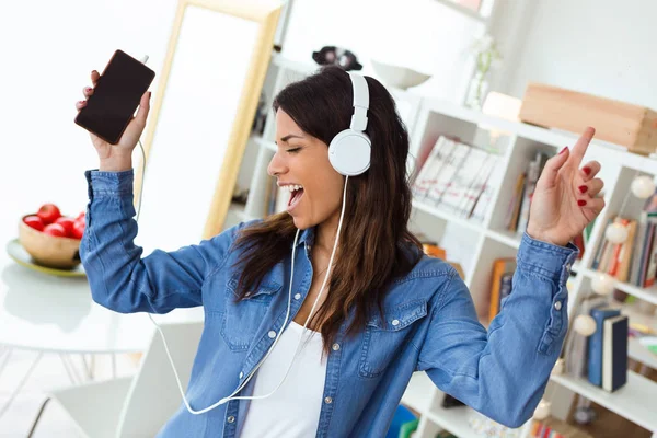 Schot Van Mooie Jonge Vrouw Luisteren Naar Muziek Met Mobiele — Stockfoto