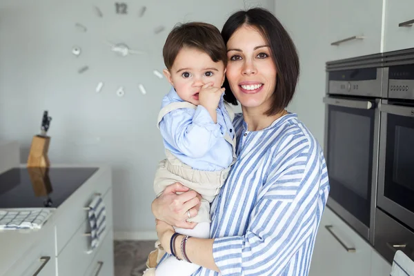 Portret Van Mooie Moeder Met Haar Baby Kijken Camera Keuken — Stockfoto