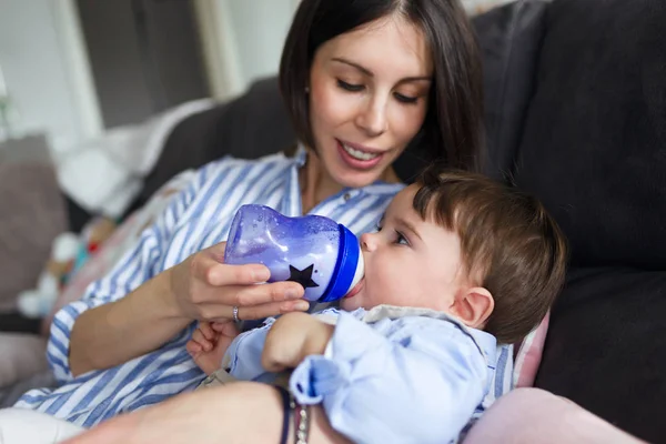 Skott Ganska Ung Mamma Matar Sitt Barn Med Mjölk Nappflaskan — Stockfoto