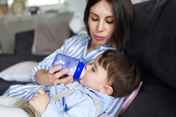 Skott Ganska Ung Mamma Matar Sitt Barn Med Mjölk Nappflaskan — Stockfoto