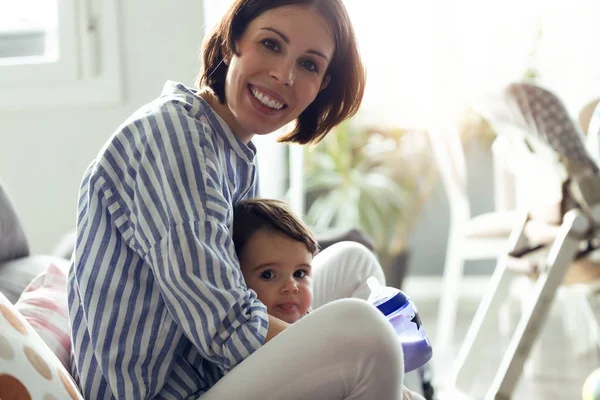 Porträtt Vacker Mor Med Sin Baby Som Tittar Kameran Hemma — Stockfoto