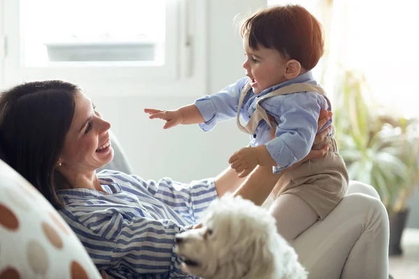 Shot Pretty Young Mother Her Baby Playing Loving Living Room — Stock Photo, Image