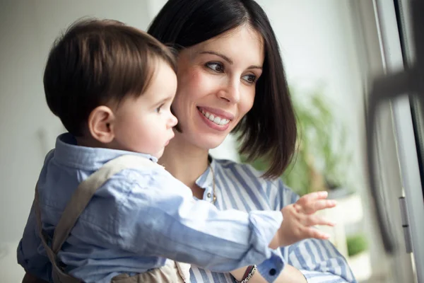 Shot Beautiful Young Mother Her Baby Looking Window Kitchen Home — Stock Photo, Image