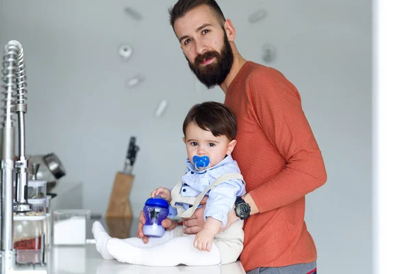 Shot Van Knappe Jonge Vader Met Zijn Baby Kijken Camera — Stockfoto