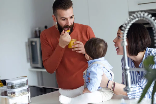 Schot Van Mooie Jonge Ouders Voeden Baby Pap Keuken Thuis — Stockfoto