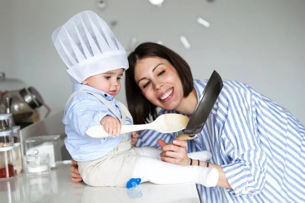 Shot Van Een Vrij Jonge Moeder Haar Baby Kijken Met — Stockfoto