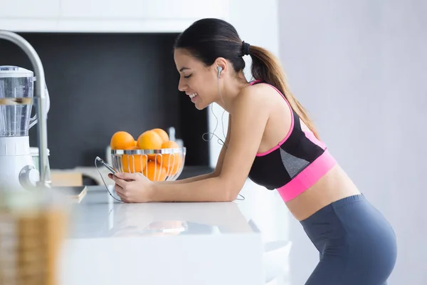 Shot Sporty Young Woman Listening Music Mobile Phone Training Kitchen — Stock Photo, Image