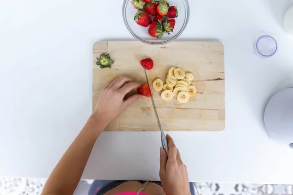 Primo Piano Delle Mani Della Donna Mentre Taglia Fragole Banana — Foto Stock