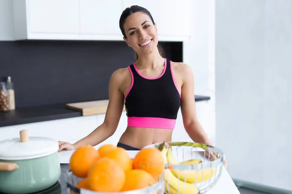 Retrato Una Joven Deportista Mirando Cámara Mientras Posa Cocina Casa — Foto de Stock