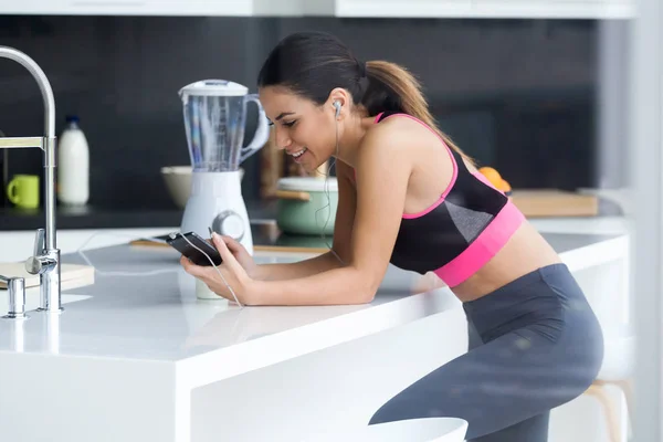 Foto Mujer Joven Deportiva Escuchando Música Con Teléfono Móvil Después —  Fotos de Stock