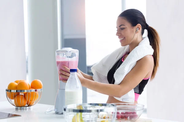 Shot Sporty Young Woman Preparing Strawberry Banana Smoothie Blender Kitchen — Stock Photo, Image