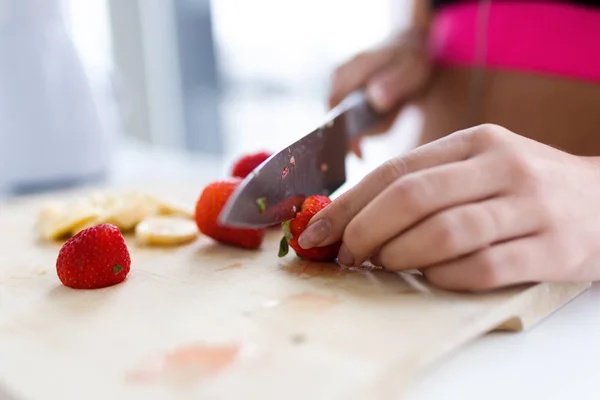 Close Woman Hands While She Cutting Strawberries Wooden Table Kitchen — Stock Photo, Image