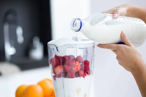 Close Van Vrouw Handen Terwijl Vullen Blender Van Melk Ter — Stockfoto