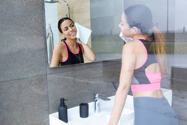 Atış Sportif Genç Kadının Tuvalete Aynaya Bakarken Bir Havlu Ile — Stok fotoğraf