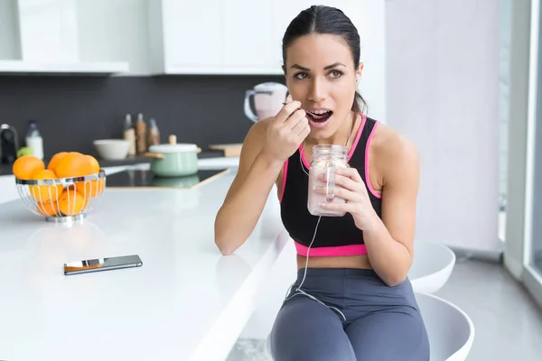 Shot Sporty Young Woman Eating Strawberry Smoothie While Listening Music — Stock Photo, Image