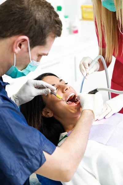 Tiro Dentista Concentrado Asistente Perforando Diente Paciente Femenino Silla Dental —  Fotos de Stock