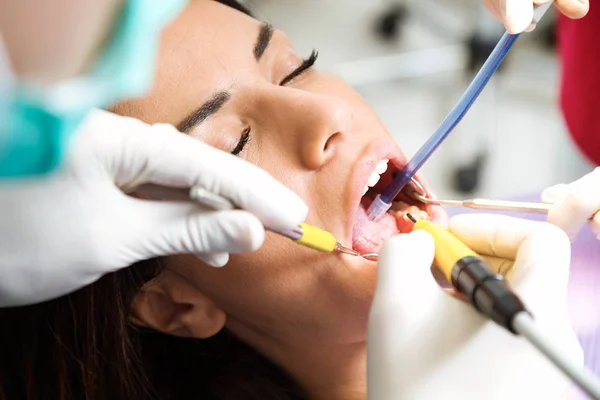 Närbild Vackra Unga Kvinnliga Patientens Mottagande Tandvård Tandvårdsklinik — Stockfoto