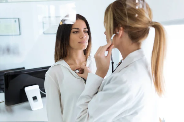 Aufnahme Einer Selbstbewussten Frau Die Vom Arzt Arztgespräch Mit Stethoskop — Stockfoto