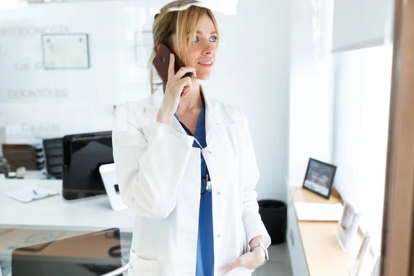 Skott Vackra Kvinnliga Läkare Använder Sin Mobiltelefon Medicinsk Konsultation — Stockfoto