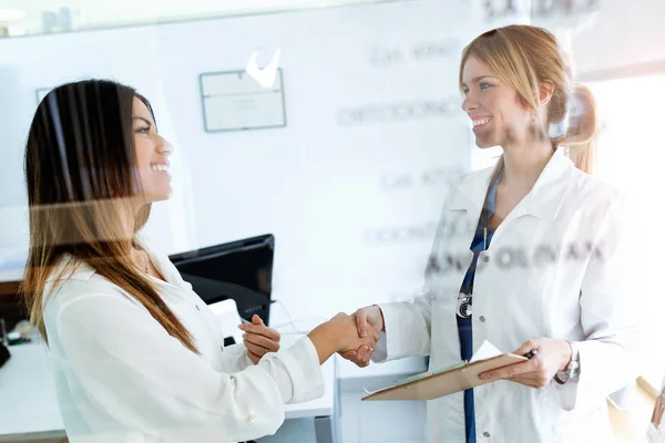 Girato Bella Giovane Medico Stringendo Mano Con Paziente Nel Suo — Foto Stock