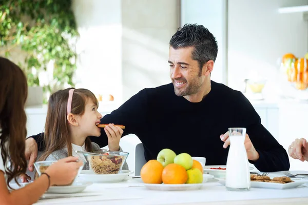 Tiro Familia Feliz Desayunando Divirtiéndose Mesa Cocina Casa —  Fotos de Stock