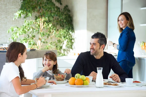 Aufnahme Von Glücklicher Familie Beim Frühstück Und Spaß Heimischen Küchentisch — Stockfoto