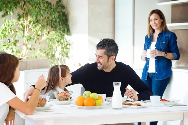 Strzał Szczęśliwą Rodzinę Jedząc Śniadanie Zabawy Kuchennym Stole Domu — Zdjęcie stockowe