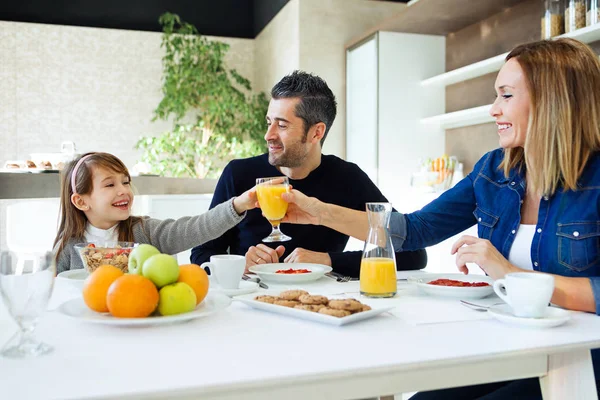 Strzał Szczęśliwą Rodzinę Jedząc Śniadanie Zabawy Kuchennym Stole Domu — Zdjęcie stockowe