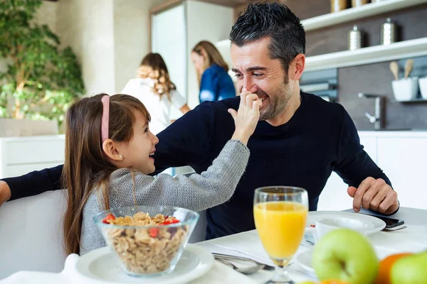 微笑可爱的父亲和女儿在家里的厨房里吃早餐的时候玩得很开心 — 图库照片