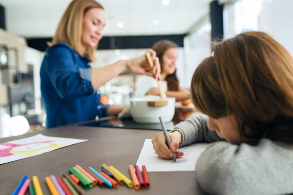 Tiro Encantador Desenho Bonito Menina Com Lápis Cera Sentado Mesa — Fotografia de Stock