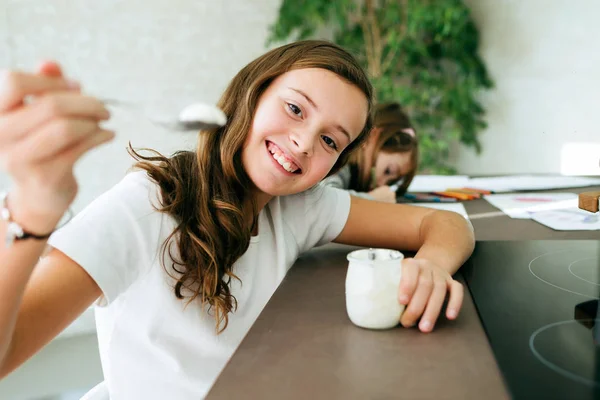 Portrait Beautifu Girl Showing Yogurt Camera Kitchen Home — Stock Photo, Image