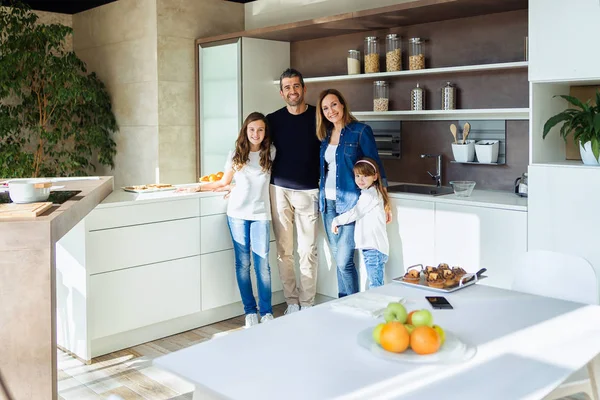 Kamerayı Evde Mutfakta Bakarak Mutlu Güzel Aile Portresi — Stok fotoğraf