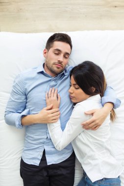 Atış birlikte otel odasında yatakta uyuyan sevimli çekici genç çiftin.