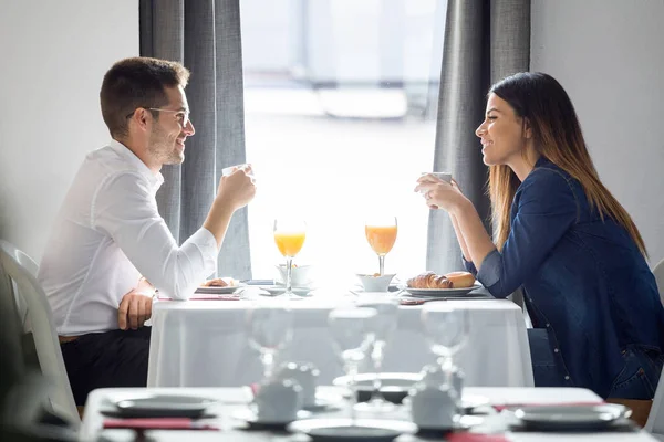 Skott Vackra Unga Par Njuter Frukost Matsalen Hotellet — Stockfoto